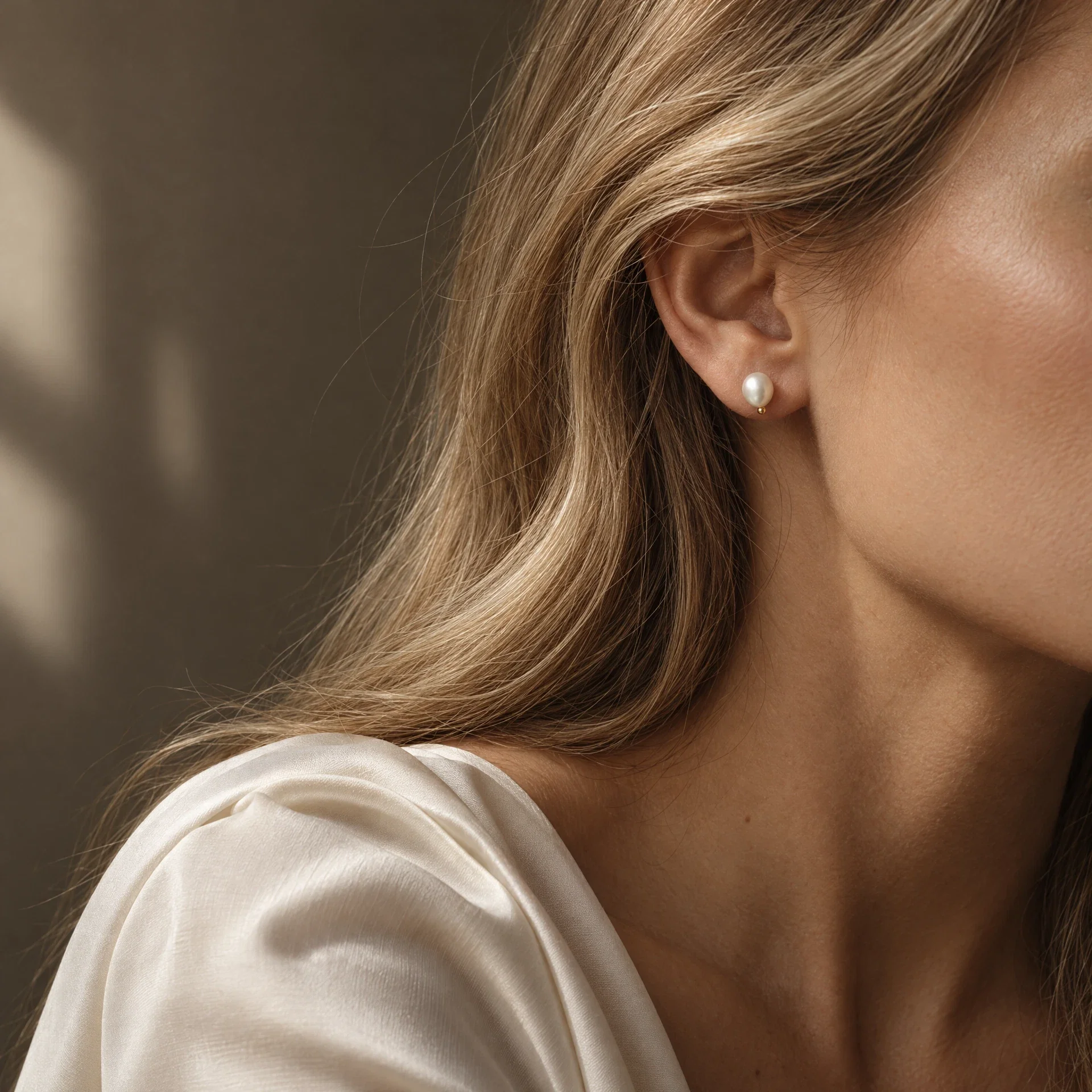 Freshwater pearl stud earring with ivory silk and soft light